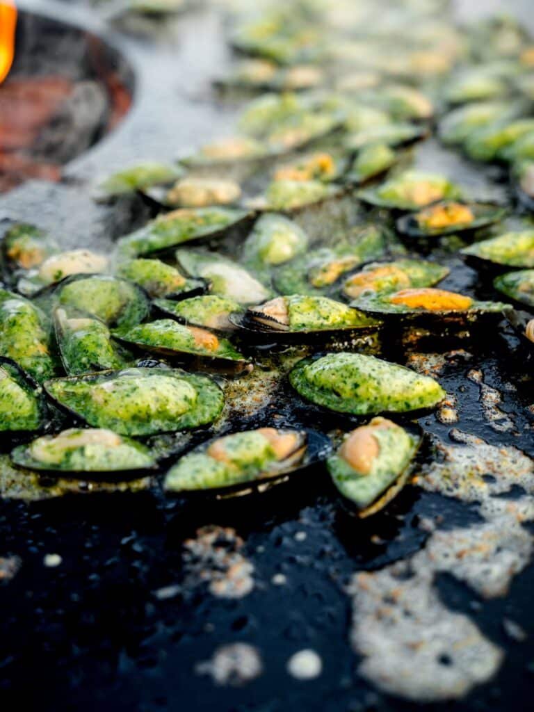 Moules gratinées cuites au brasero par notre traiteur à Haguenau
