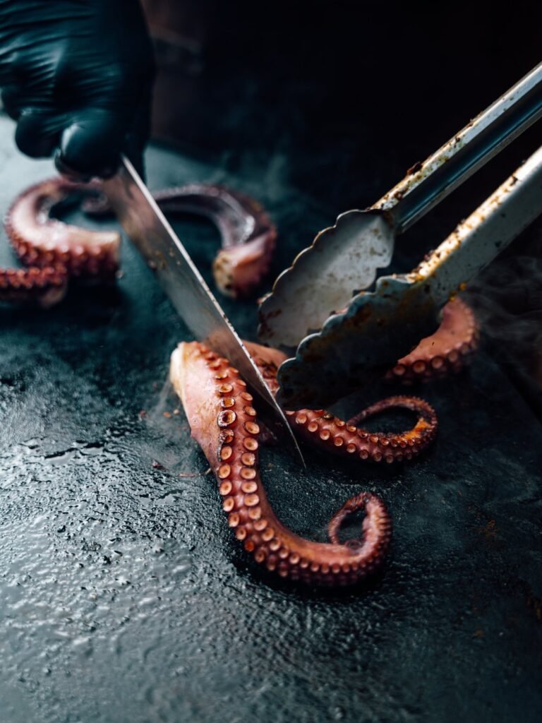 Poulpe grillé sur la plancha d'un brasero, traiteur brasero à Haguenau