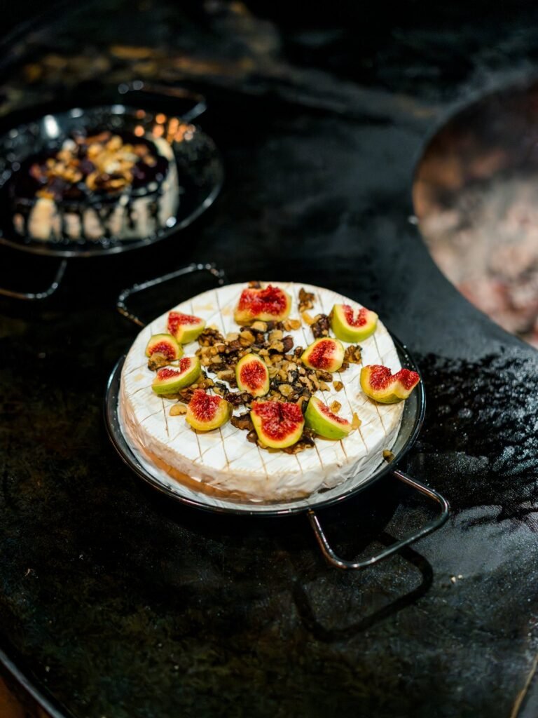 Brie rôti aux figues et aux noix sur brasero, traiteur brasero à Sélestat