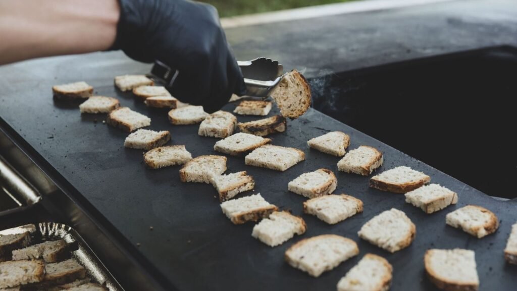 Pain grillé au feu de bois sur la plancha d'un brasero à Sélestat