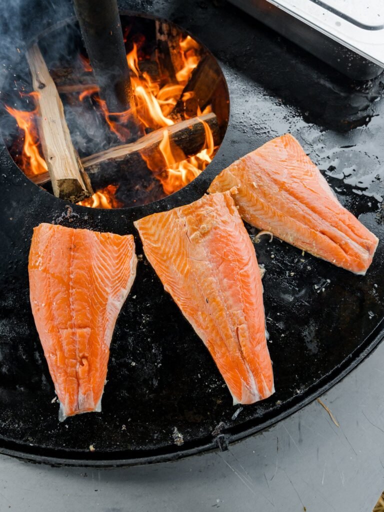 Filets de saumon cuits au feu de bois sur brasero, traiteur brasero à Strasbourg