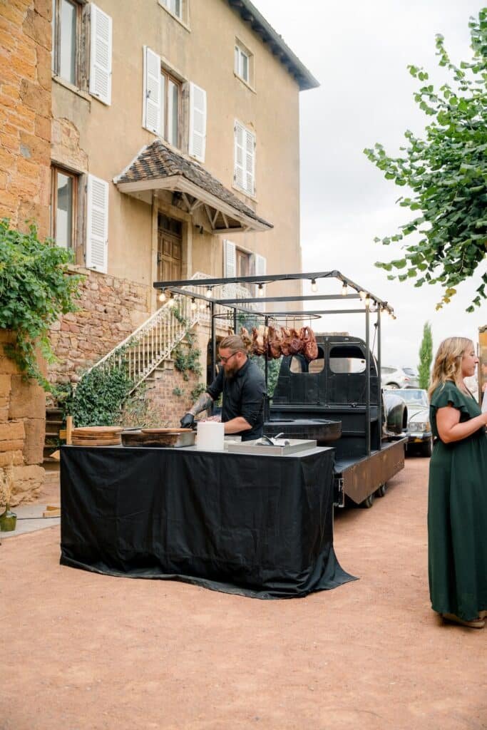 Préparation de côte de boeuf lors d'un mariage sur brasero remorque